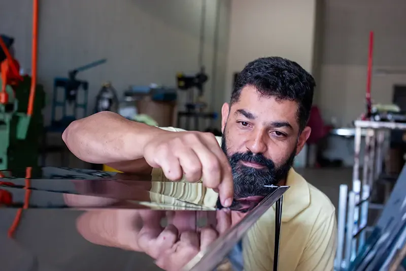 O artesão Ezequiel trabalhando o aço inox na fábrica da Mult Fritadeiras